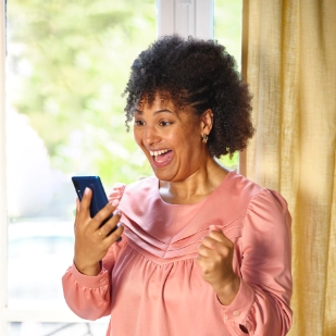 Femme heureuse qui consulte son smartphone 