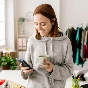 Femme qui effectue un achat en ligne sur son smartphone