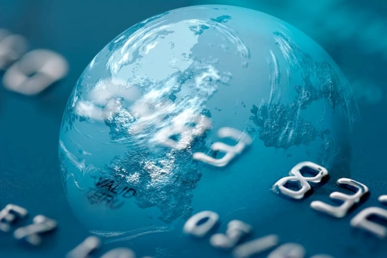 femme paie un cocktail avec sa carte bancaire en sans contact