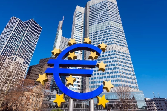 Une statue en forme d'euro représente la zone SEPA