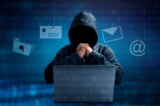 Image d'un pirate informatique derrière un ordinateur