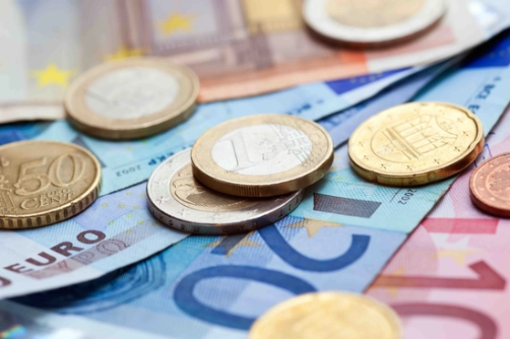 photo d'argent liquide, pièces et billets d'euro