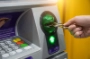 Une personne utilise un distributeur automatique de billet