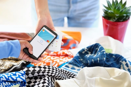 Une ado utilise le paiement mobile pour régler son achat de vêtements